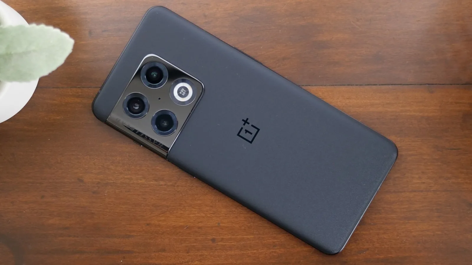 OnePlus 10 ar debuta până la urmă, iar azi apare în randări detaliate, alături de specificații