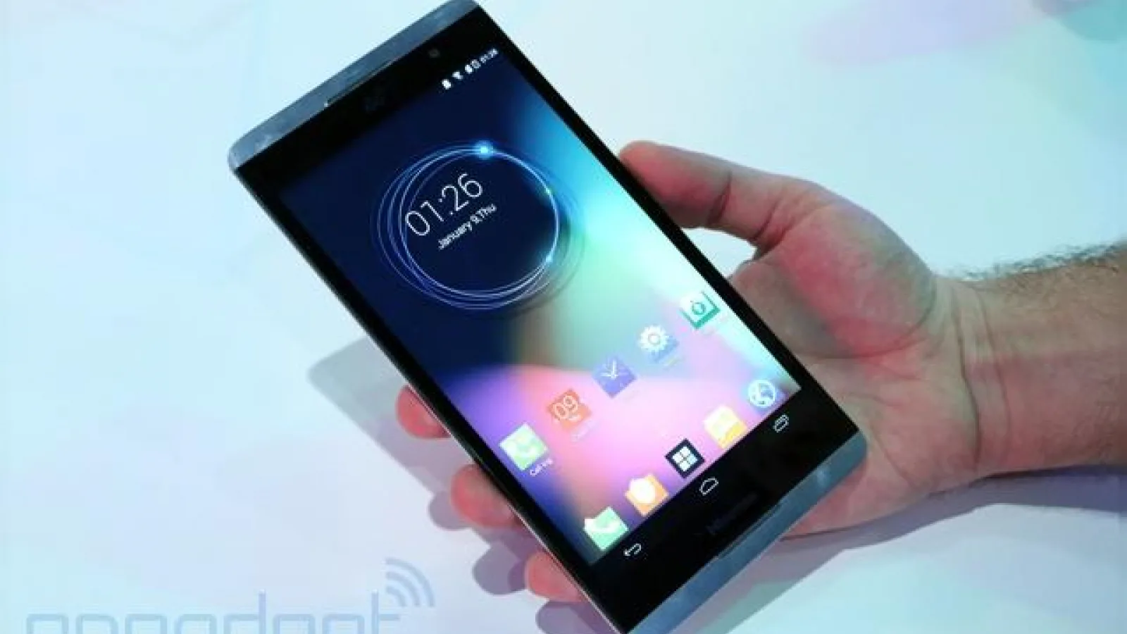 CES 2014: Mega telefonul Hisense X1, cu ecran de 6.8 inch și design similar cu HTC One e gata de lansare