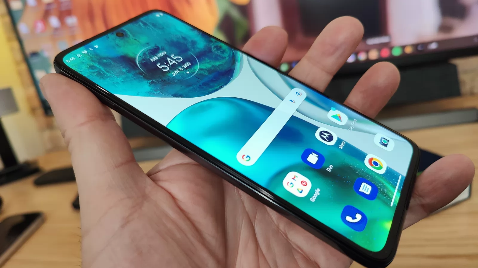 Motorola Moto G82 5G Unboxing: telefon midrange de gaming cu ecran AMOLED de calitate, stabilizare optică
