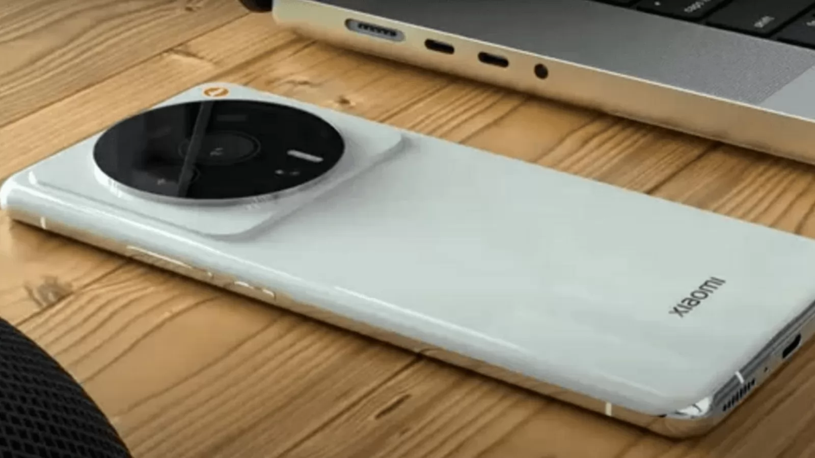 Xiaomi 12 Ultra apare în fotografii hands on proaspete, cu o cameră uriaşă şi protuberantă