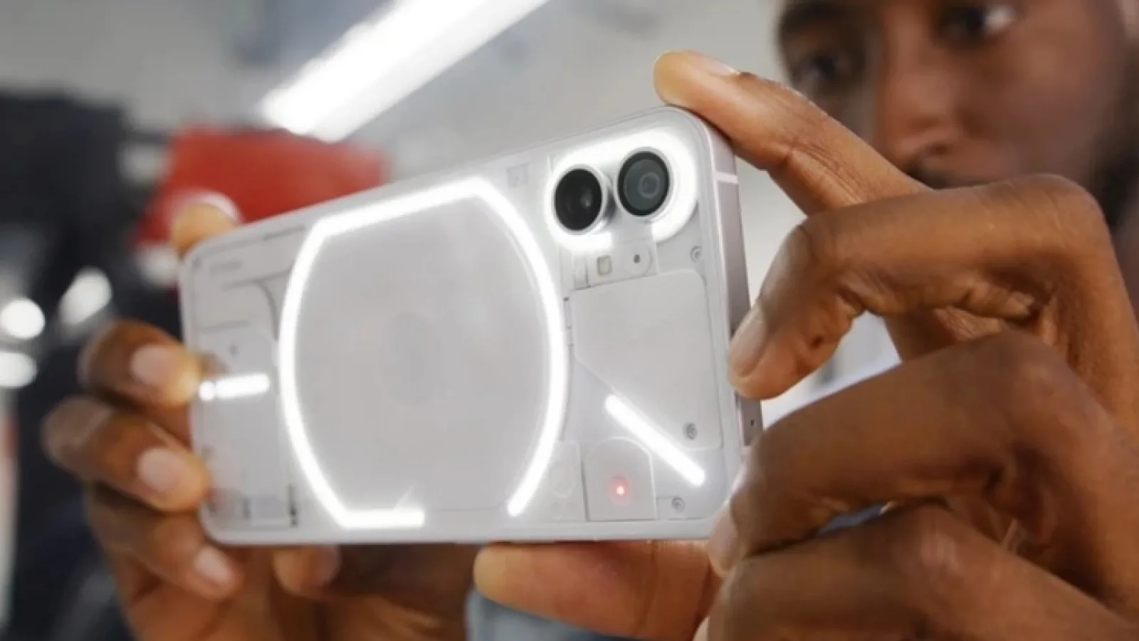 Nothing Phone (1) a primit un video hands-on din partea lui MKBHD; Telefonul surprinde printr-un inedit sistem de LED-uri