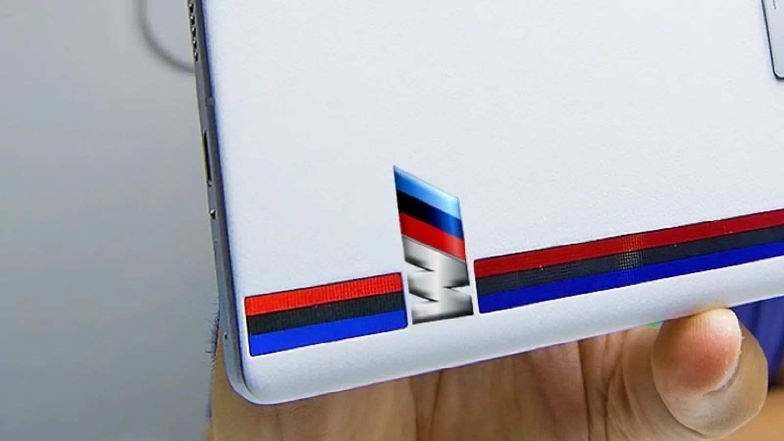 vivo iQOO 10 Legend în variantă BMW Edition are designul dezvăluit înainte de debut; O randare cu telefonul își face apariția pe web