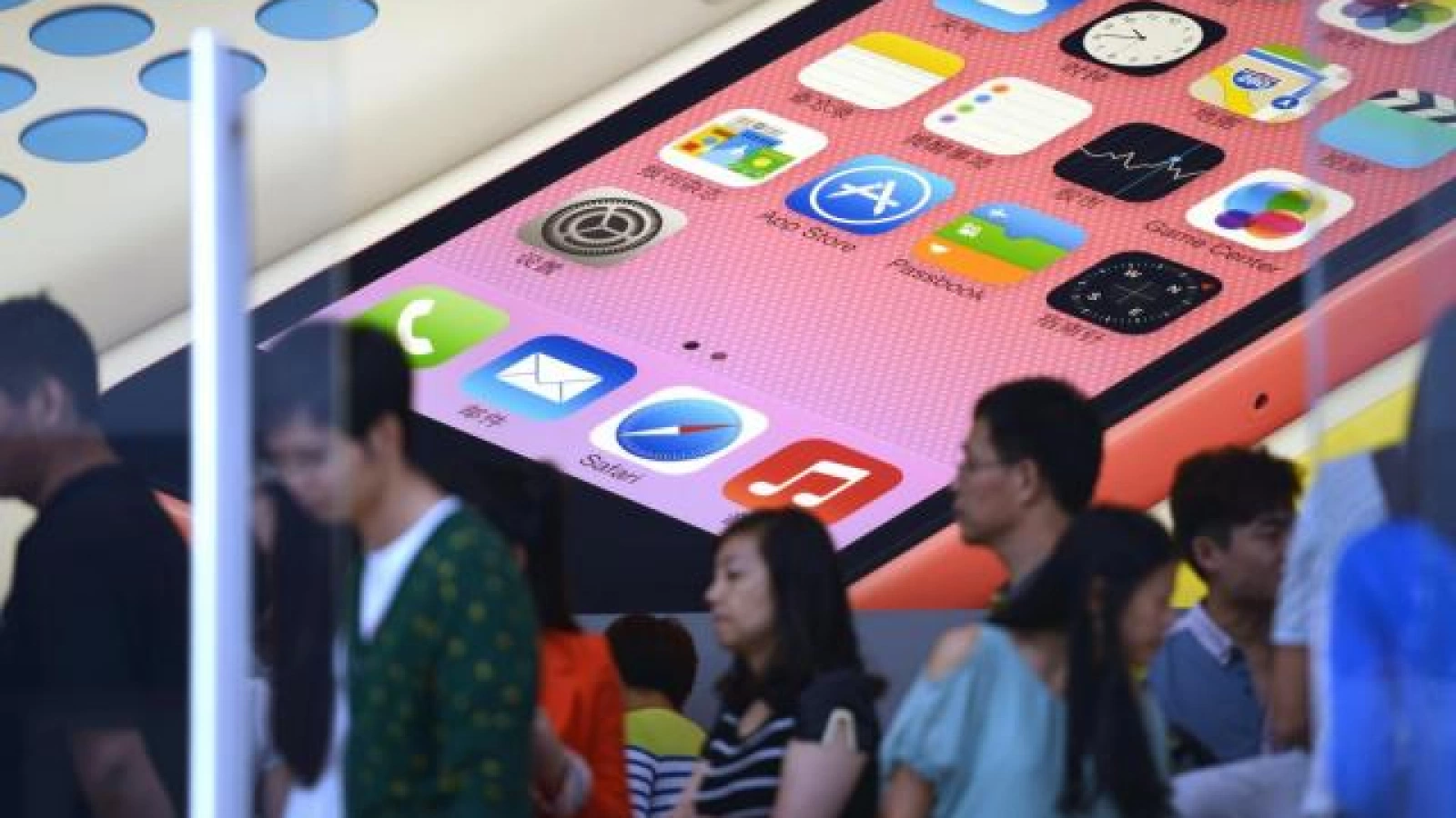 Operatorul China Mobile primește 60.000 de precomenzi pentru iPhone zilnic