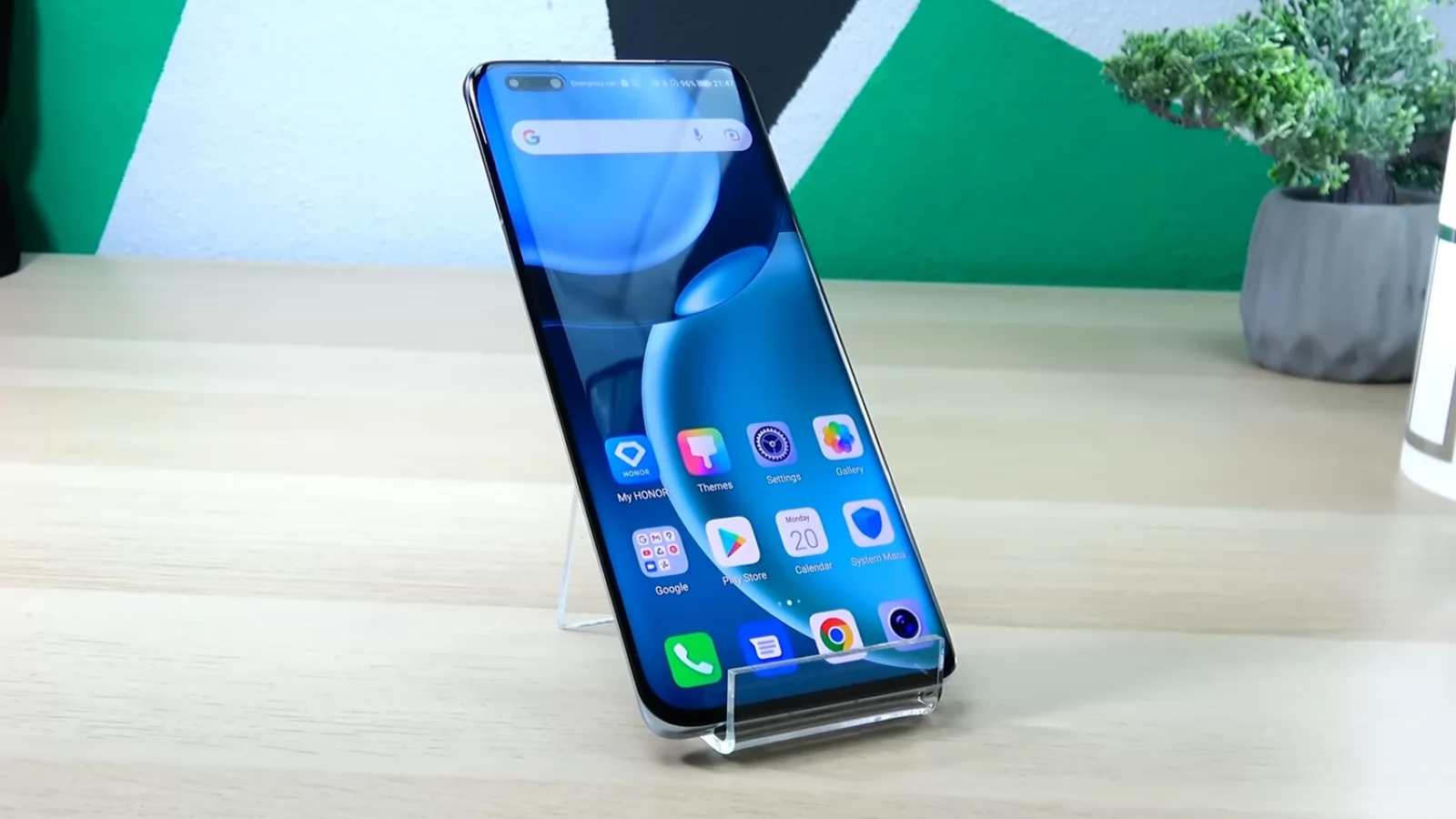 HONOR Magic4 Pro: Display OLED de calitate, cu un decupaj şi curburi polarizante