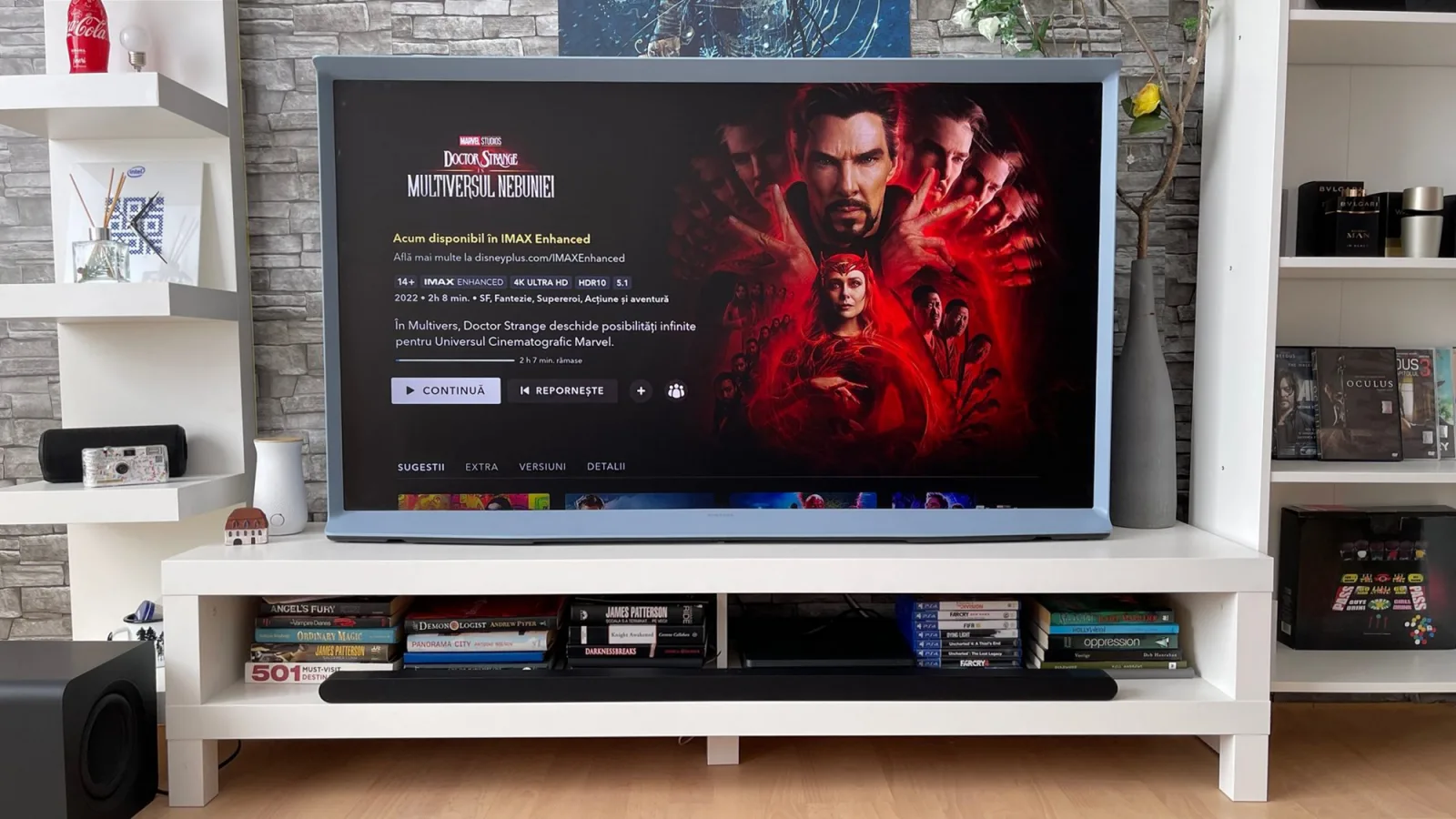Prezentare Samsung The Serif 2022 + soundbar Samsung HW-S800B: Un adevărat "șerif" al televizoarelor lifestyle și un soundbar care va da pe spate publicul de pe canapea (Review)
