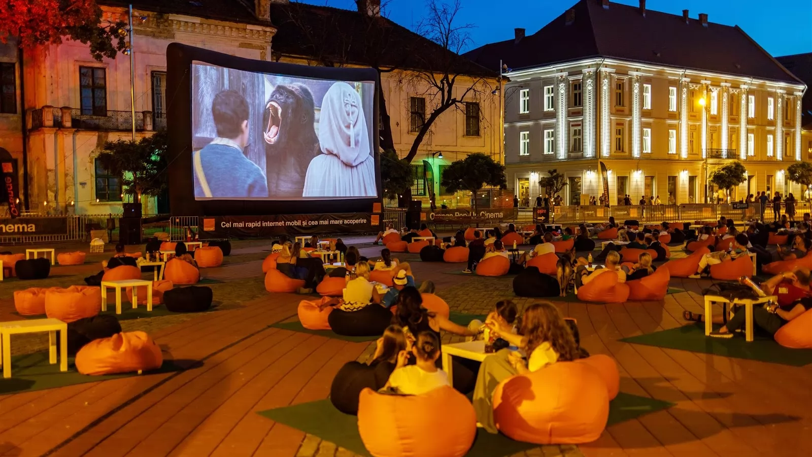Orange România aduce cinematografele Pop-Up Cinema în 6 oraşe din România; Încasările merg spre Fundaţia Orange