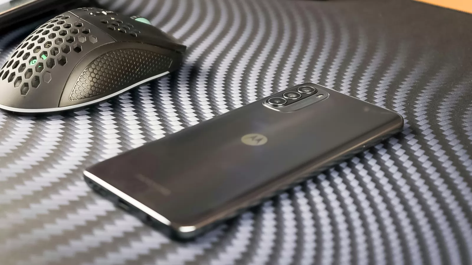 Motorola G52 - Design tineresc și ergonomic