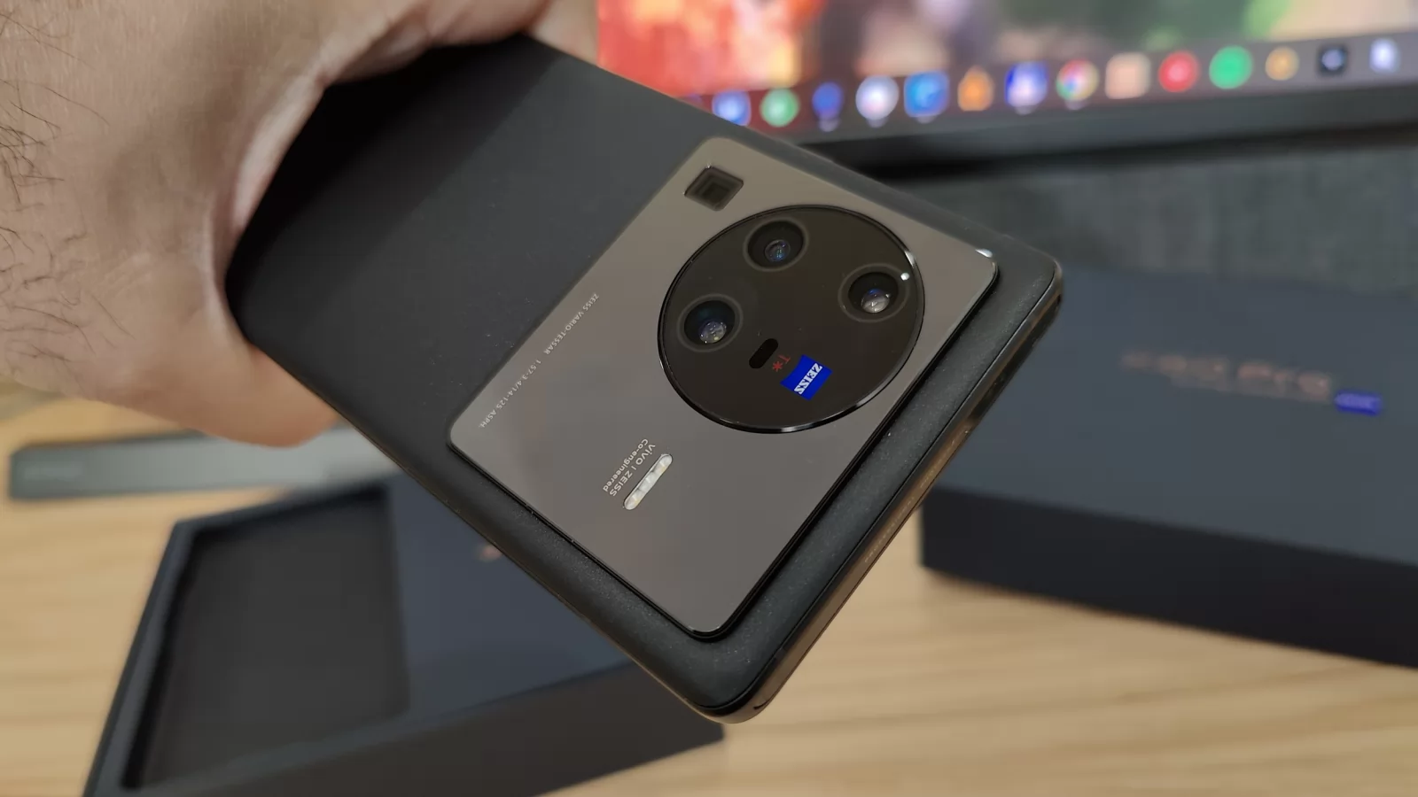 vivo X80 Pro Unboxing şi impresii: un monument de tehnică ZEISS şi un gimbal pus la treabă serios (Video)