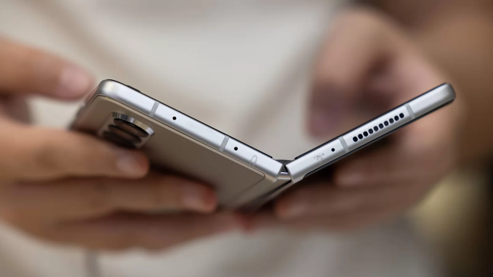 Primele zvonuri despre Galaxy Z Fold 5 și Galaxy Z Flip 5 sunt aici, Samsung având target-uri de livrări mult mai mici pentru 2023