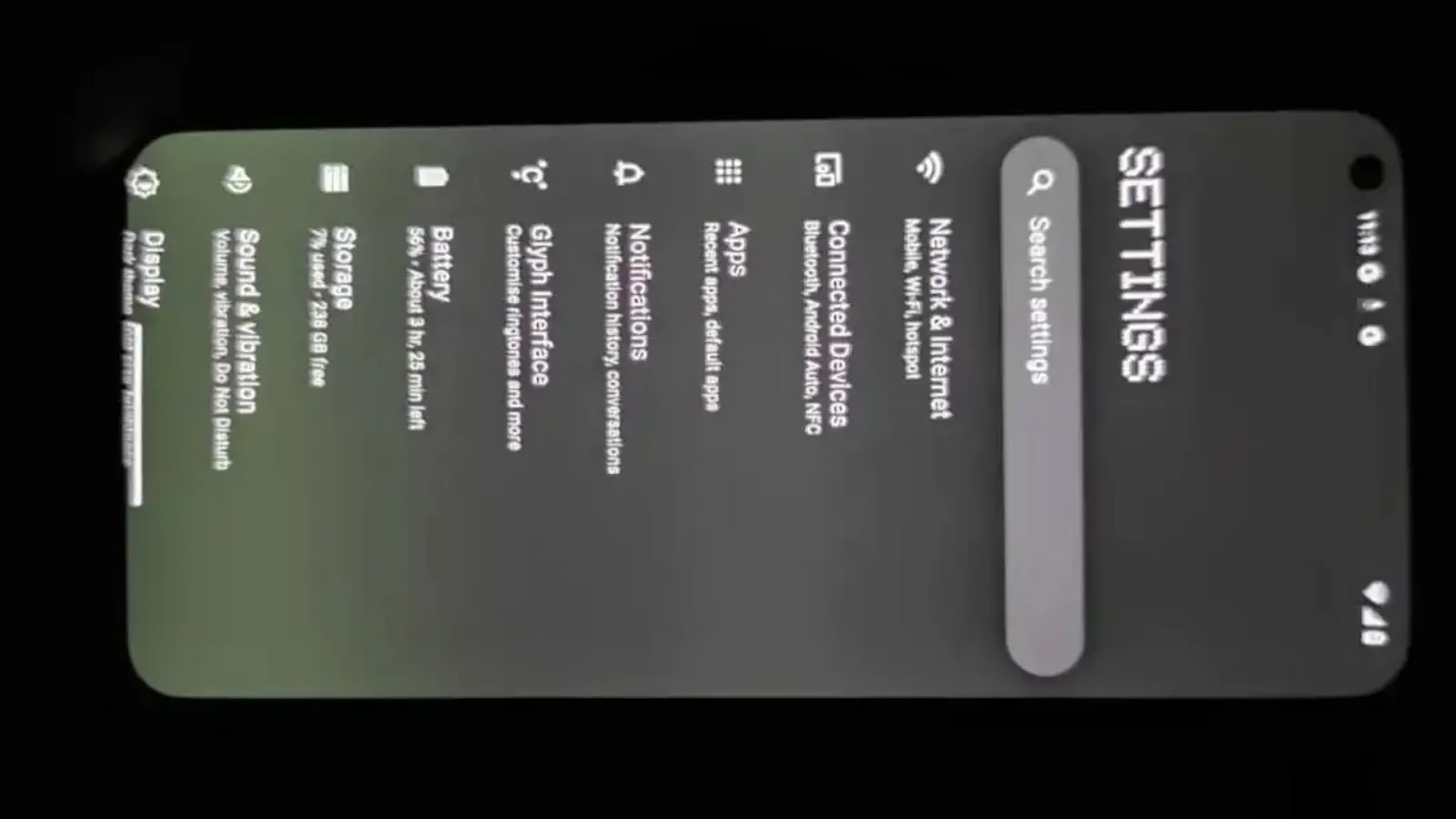 Nothing Phone (1) se confruntă cu primele probleme: ecranul are o tentă de culoare verde, carcasa are condens
