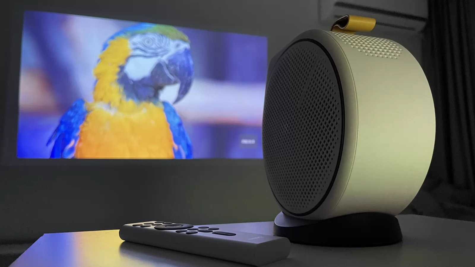 Prezentare BenQ GV30, videoproiector portabil cu difuzor Bluetooth și extra bas pentru seri de filme cât e vara de lungă