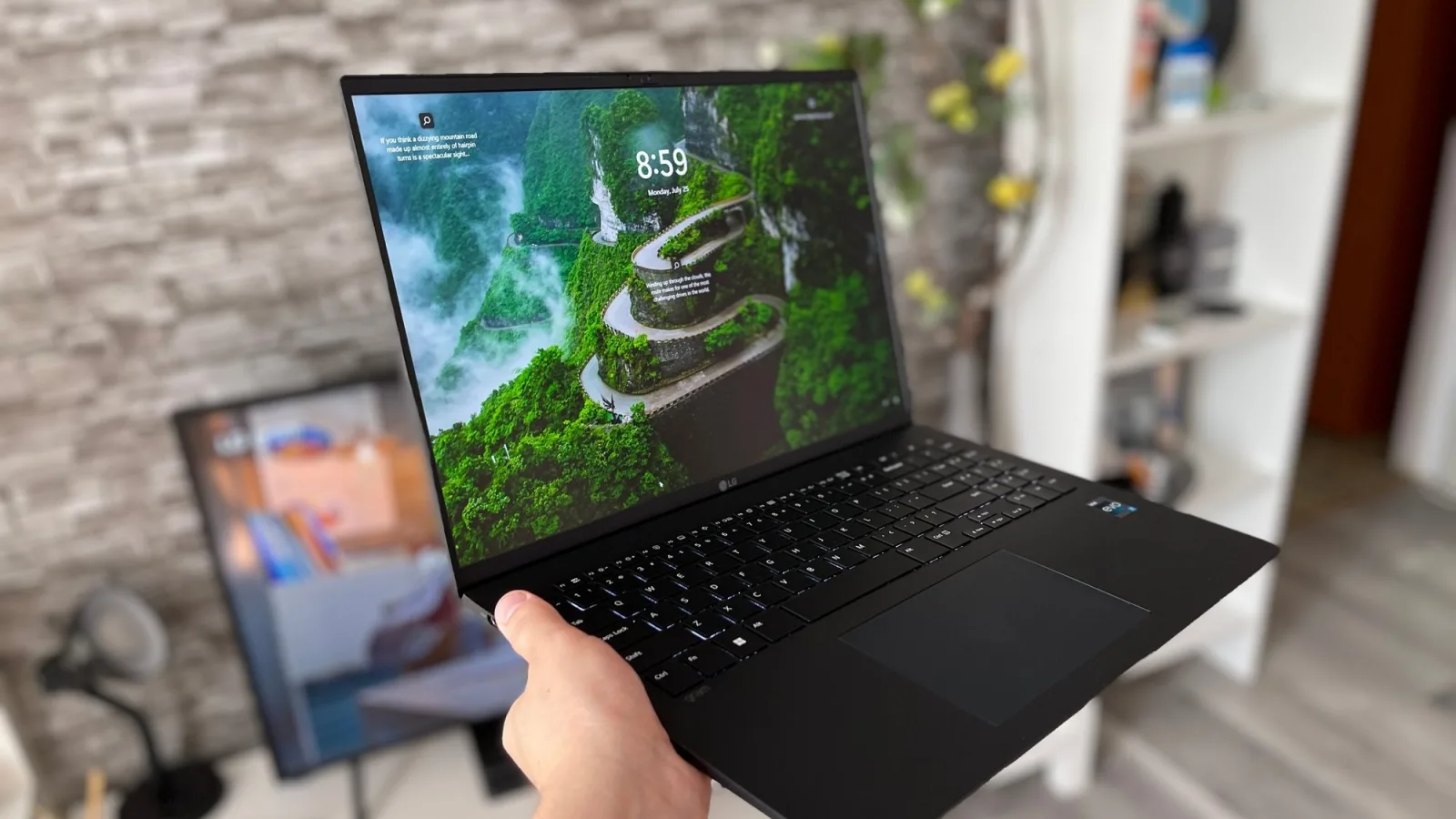 Prezentare LG Gram 16Z90Q: Ultrabook-ul cu greutate de doar 1.19 kg și ecran de 16 inch revine, acum cu CPU Intel 12th Gen