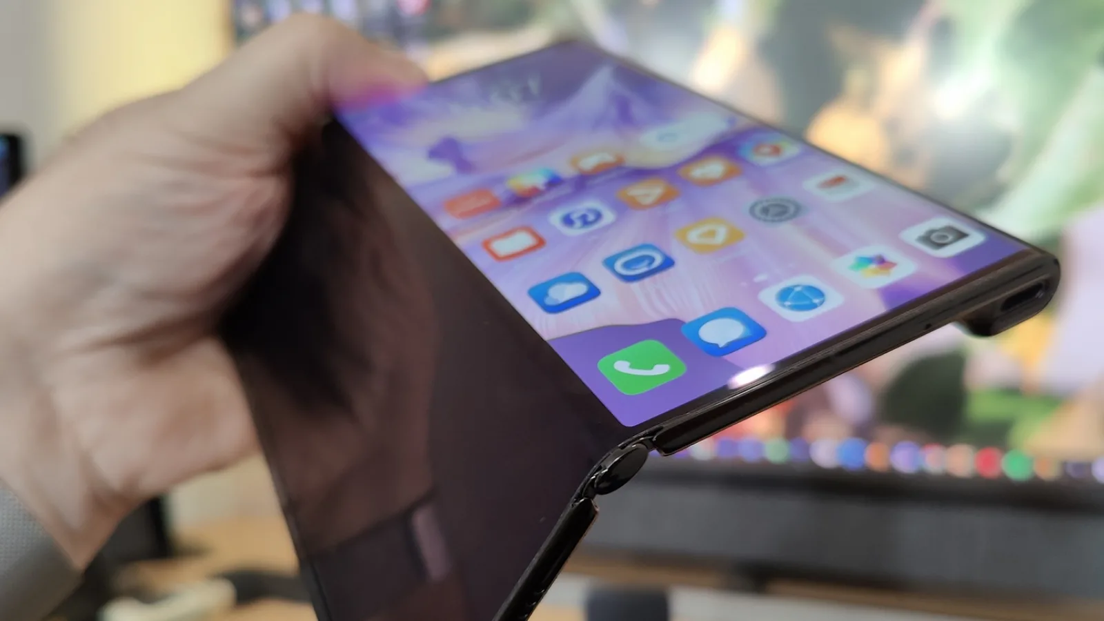 Huawei Mate Xs 2: Display cu pliu invizibil, satisfăcător la playback, cu compromisul formatului