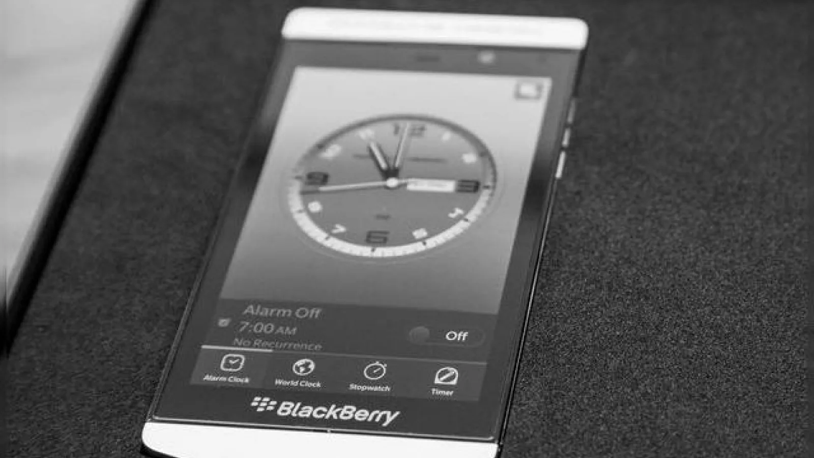 Un nou telefon de o sută de milioane de lei vechi a sosit În România; E Porsche Design, e 4G LTE și... BlackBerry