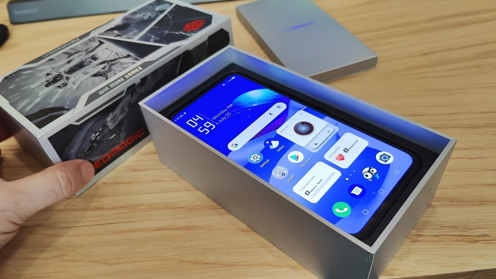 Nubia Red Magic 7S Pro Unboxing: telefon de gaming ca un mare drops, cu cameră selfie sub ecran, spate "transparent" (Video)