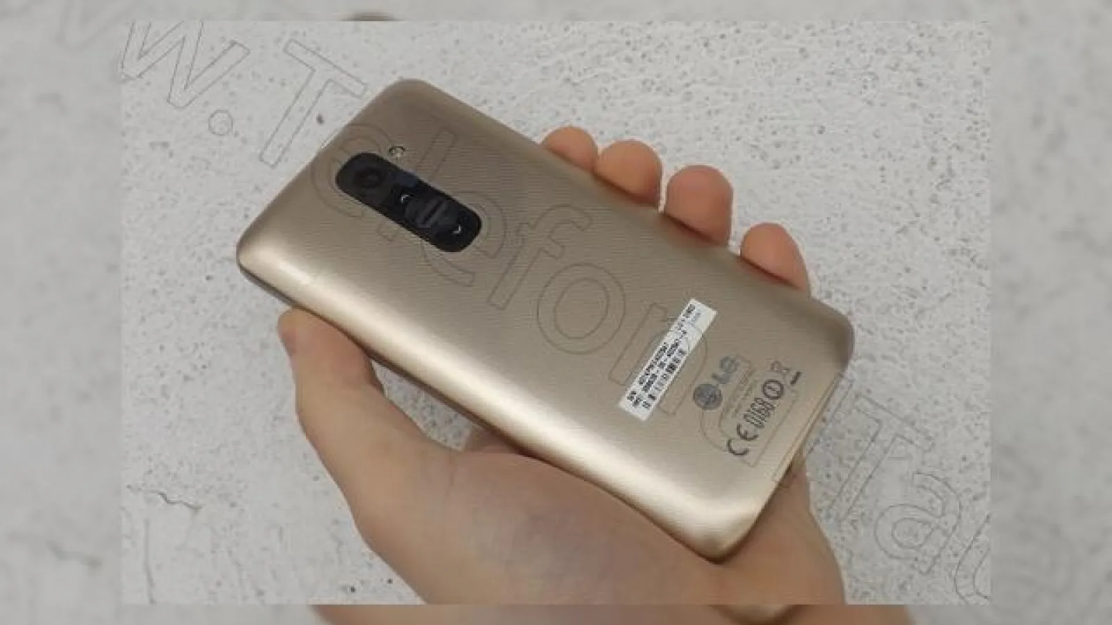 LG G2 disponibil În ediție limitată pe roșu și gold pe plan local prin intermediul retailerului Telefonultau.eu