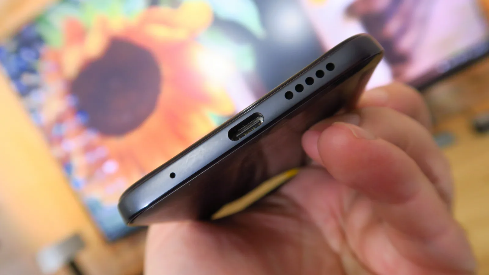 POCO M4 Pro 4G: Acustică stereo, dar speakerul de jos duce tot greul
