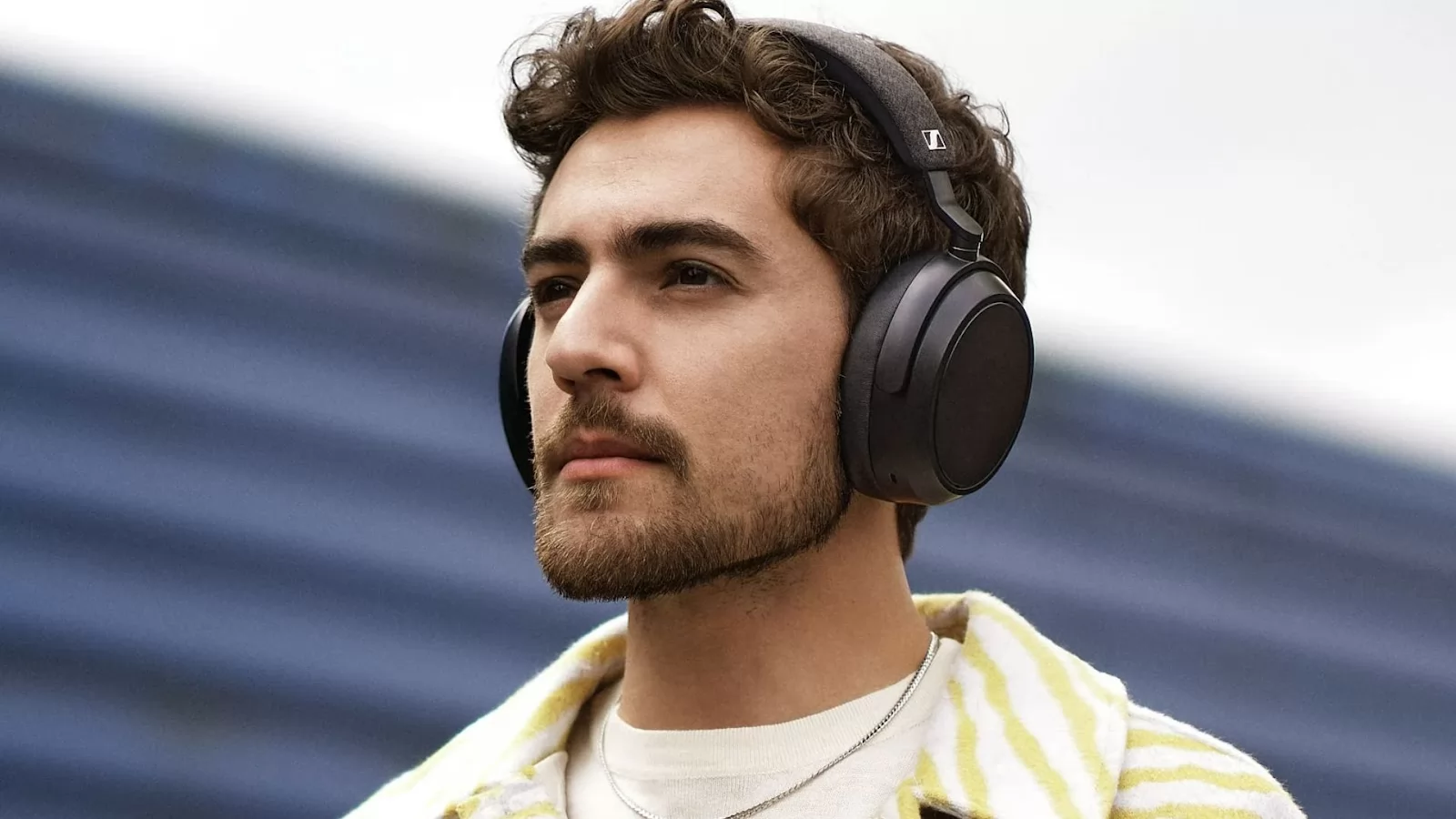 Sennheiser lansează căştile Momentum 4 Wireless, cu autonomie de 60 de ore