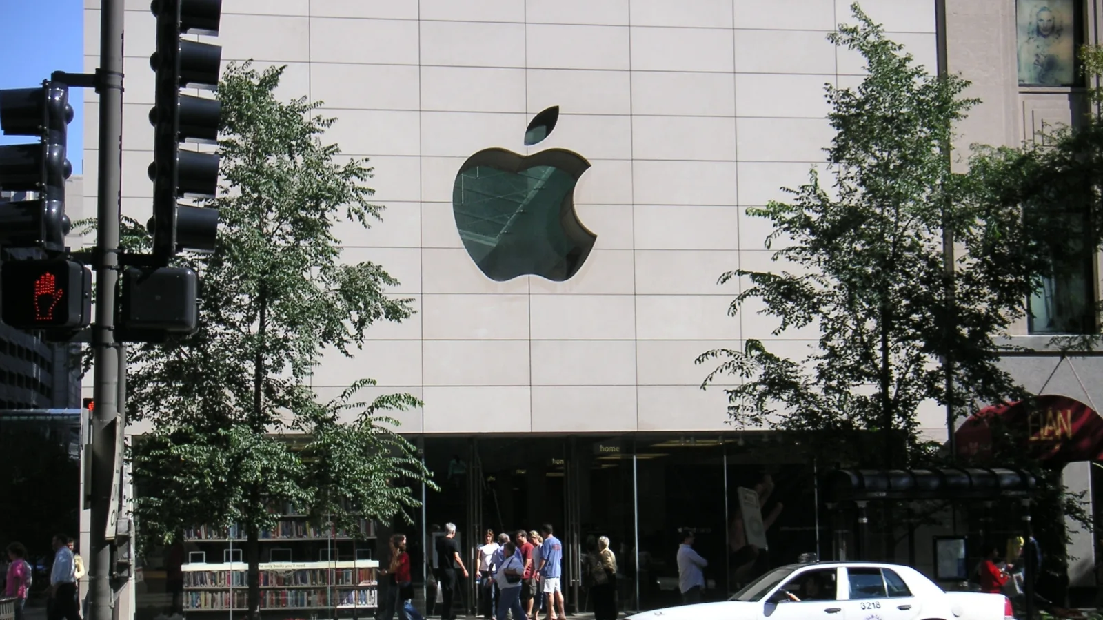 CEO-ul Tim Cook afirmă că Apple și-a răscumpărat acțiuni În valoare de 14 miliarde de dolari