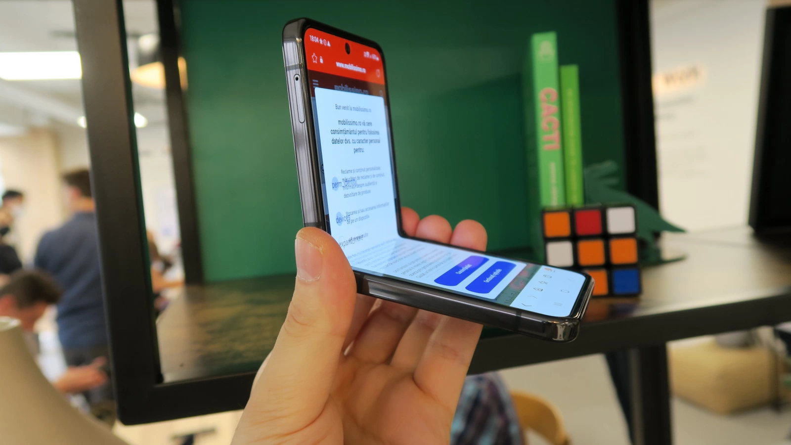 Samsung Galaxy Z Flip4 Hands-on: Pliabilul cu clapetă este actualizat, cu o balama mai discretă, pliu camuflat și Snapdragon 8+ Gen1 (Video)