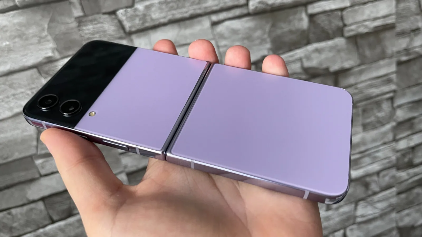 Samsung spune că telefoanele sale pliabile Galaxy Z Fold și Galaxy Z Flip atrag de 3 ori mai mulți cumpărători noi pentru brand decât o face seria Galaxy S