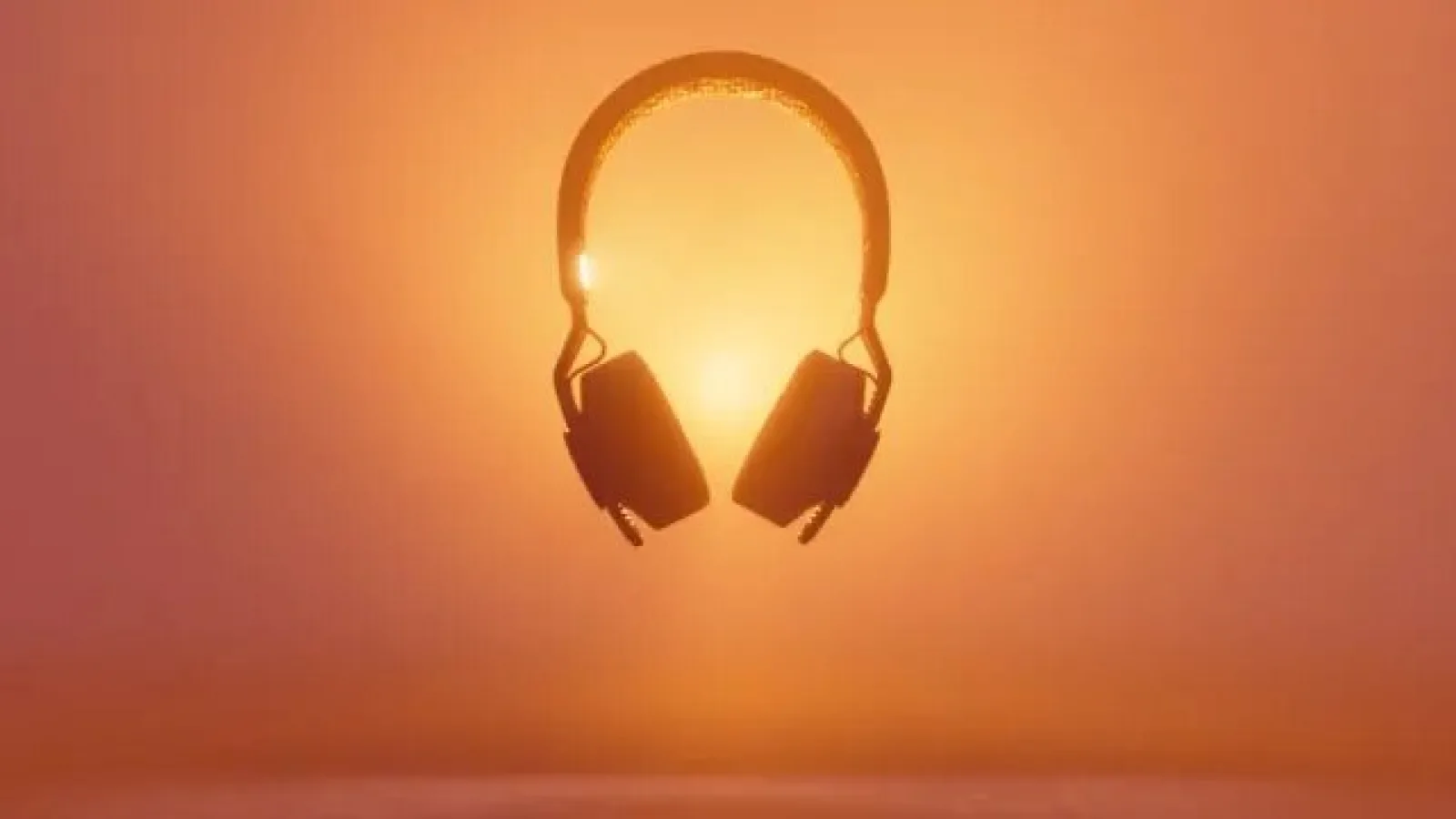 Adidas anunță căștile wireless on-ear RPT-02 SOL pe care le poți încărca de la lumina becului aflat în camera ta