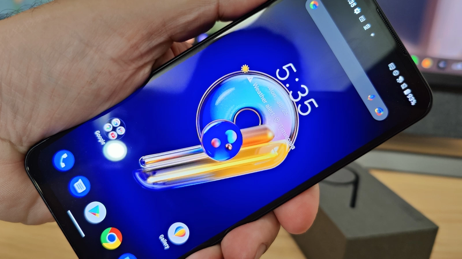 ASUS ZenFone 9: Display de calitate, dar cu muchii cam groase