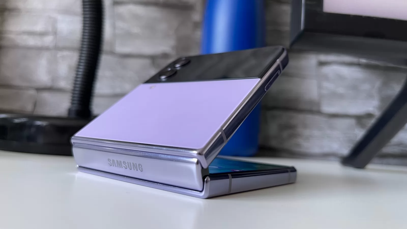 Samsung Galaxy Z Flip4: Design rafinat, balama regândită și la fel de compact în buzunar