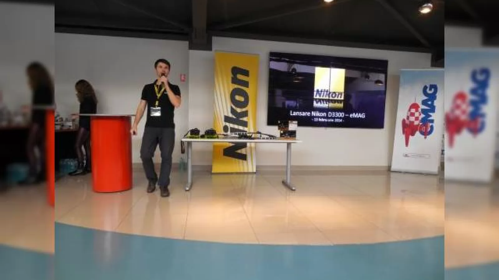 eMAG dă startul lansărilor exclusive din 2014 cu Nikon D3300