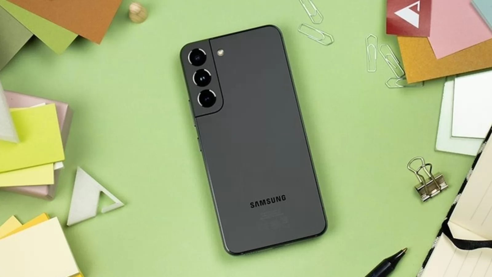 Turul Magazinelor #1145: Cel mai ieftin Galaxy S22, smart TV FHD la 799 lei, huse Samsung Galaxy Z Fold 4