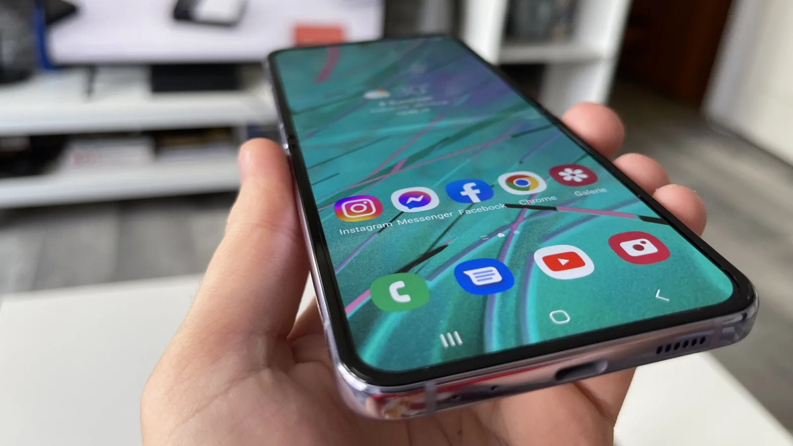 Samsung Galaxy Z Flip4: OneUI 4.1.1 la posturi, cu multe customizări și mod Light pentru sporit autonomia