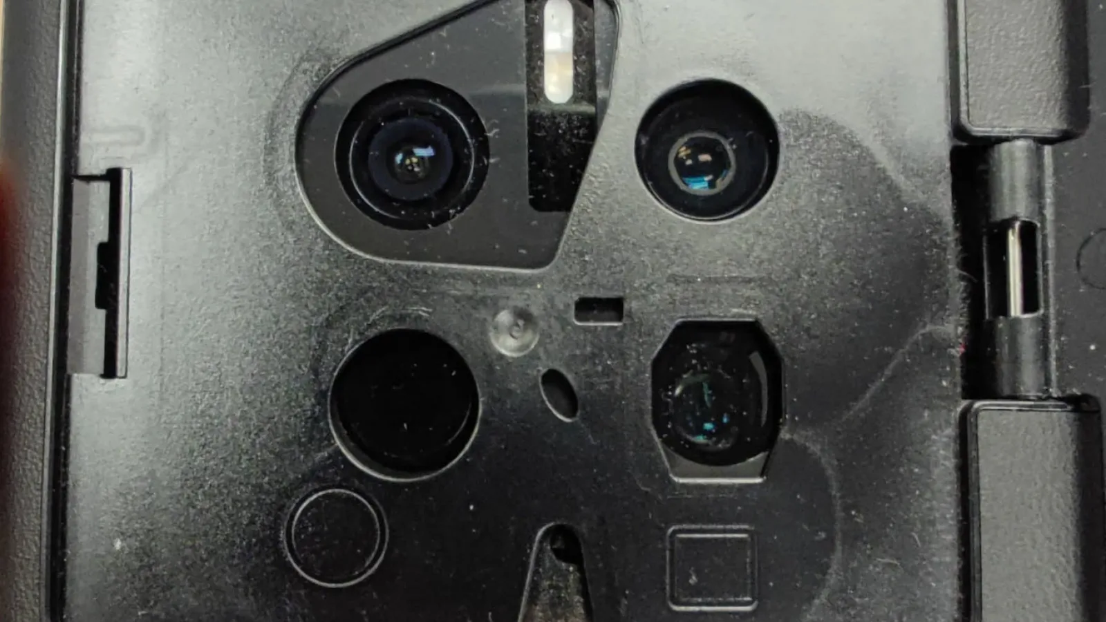 Huawei Mate 50 Pro îşi dezvăluie camerele, designul ascuns de o husă; Ce senzori primim?