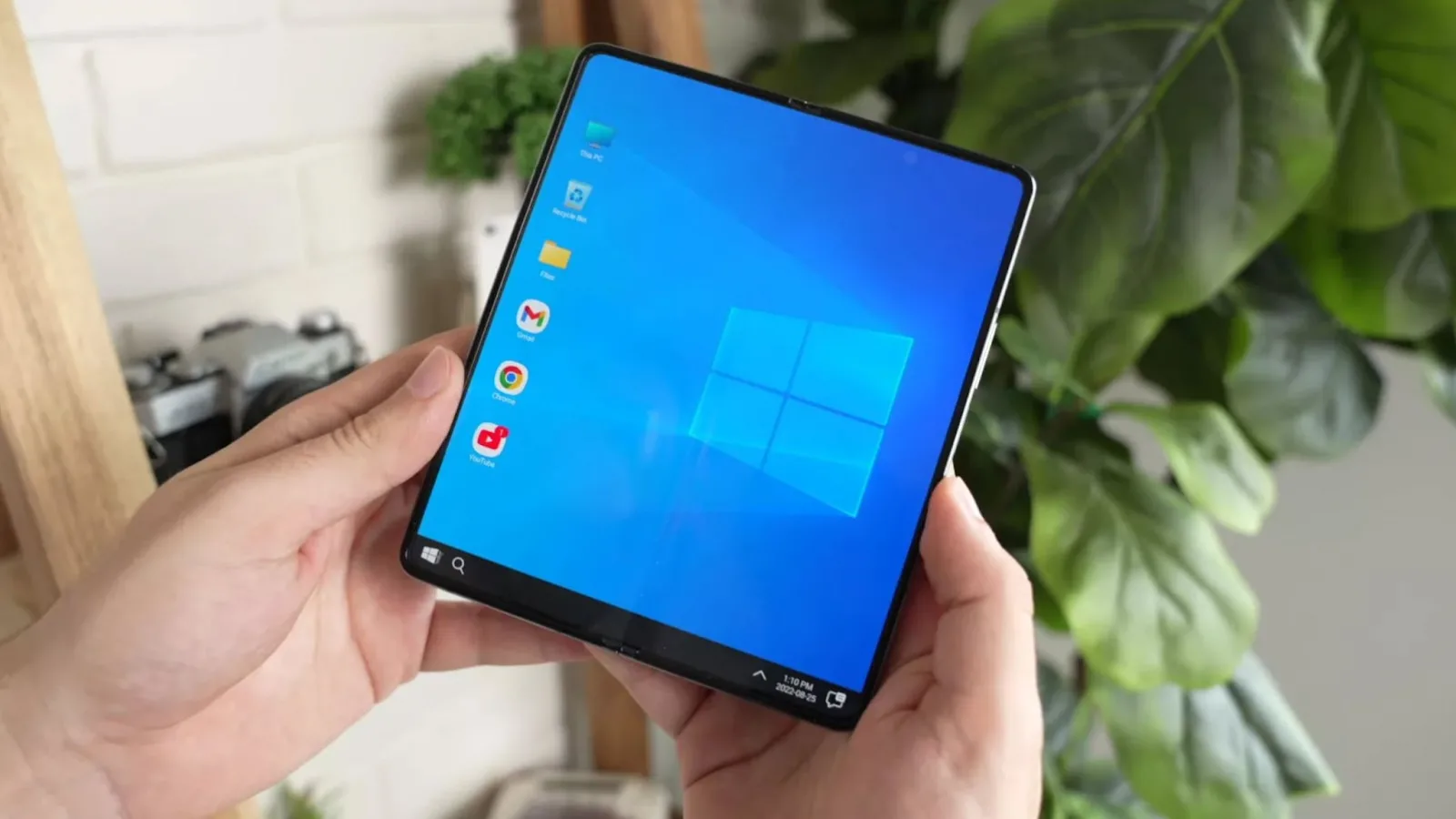 Samsung Galaxy Z Fold 4 devine un terminal cu Windows după experimentul unui YouTuber; Are și tile-uri Windows Phone