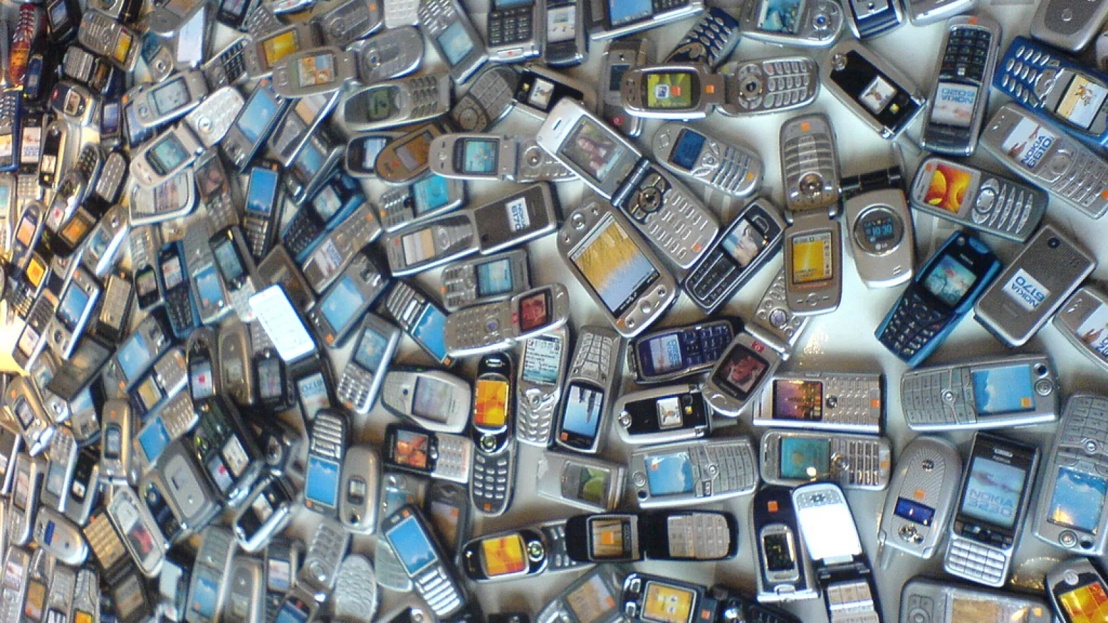 Bune de aruncat la gunoi: telefoane În valoare de 47 de miliarde de dolari zac nefolosite În SUA