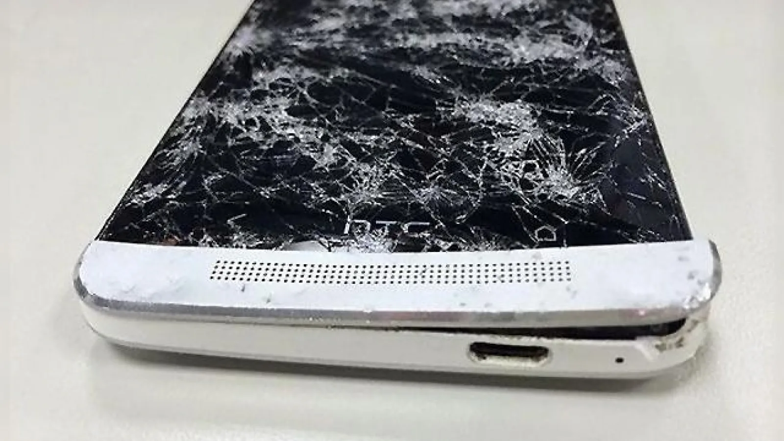 HTC Advantage - HTC va oferi service gratuit pentru ecranele crăpate sau sparte ale telefoanelor sale