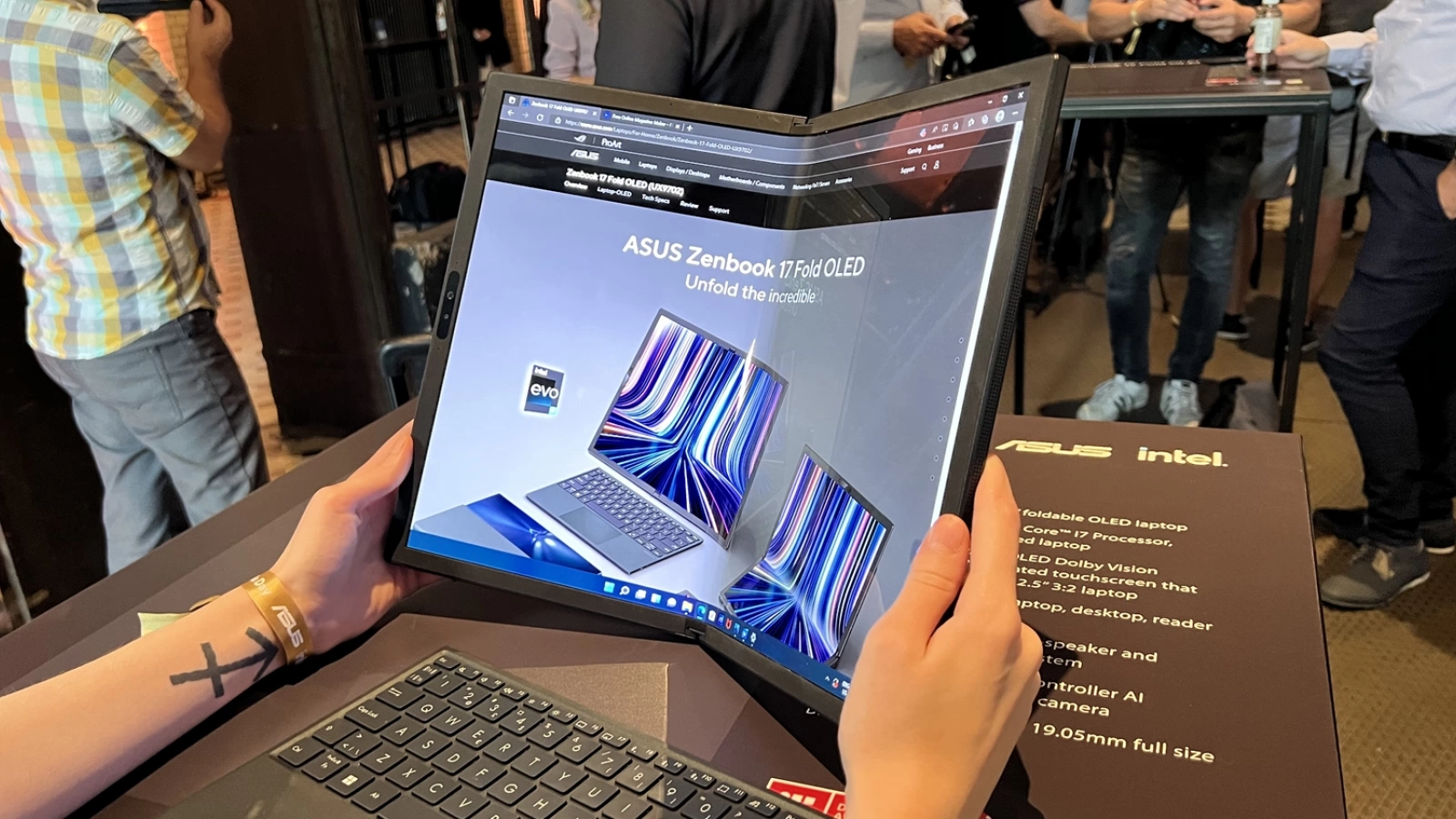 IFA 2022: ASUS Zenbook 17 Fold OLED prezentare Hands-On - Cel mai mare laptop cu display pliabil de pe piață
