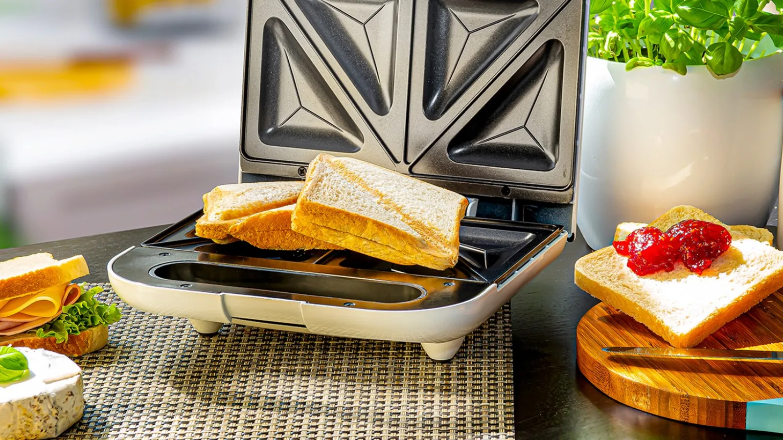 Gadgets în oferta Kaufland #6, în săptămâna 7.09 - 13.09.22: sandwichmaker cu 40% reducere, suflantă/aspirator frunze