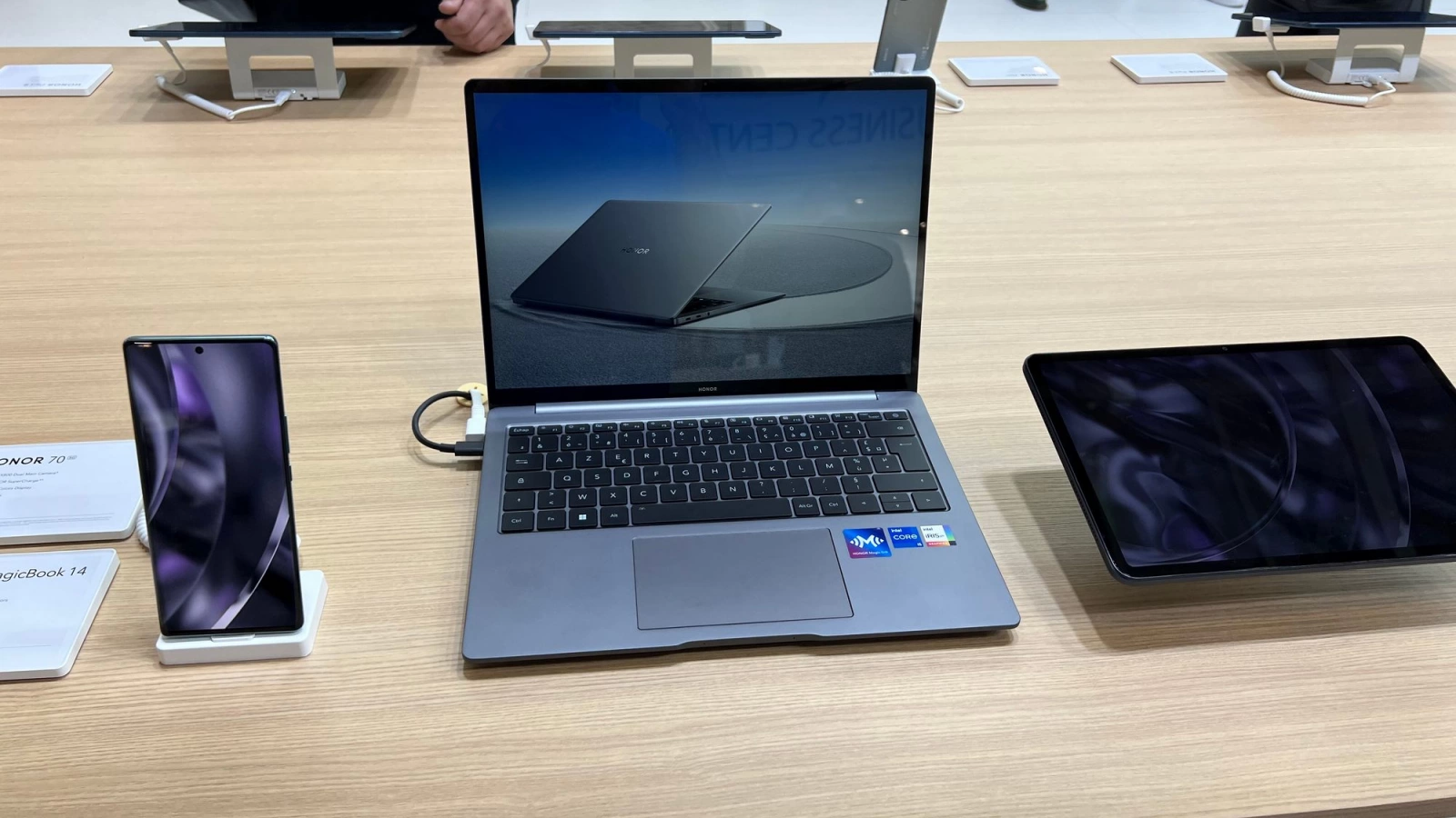 IFA 2022: HONOR MagicBook 14 hands-on - laptop axat pe "work and play", compact, cu versiune RTX 2050