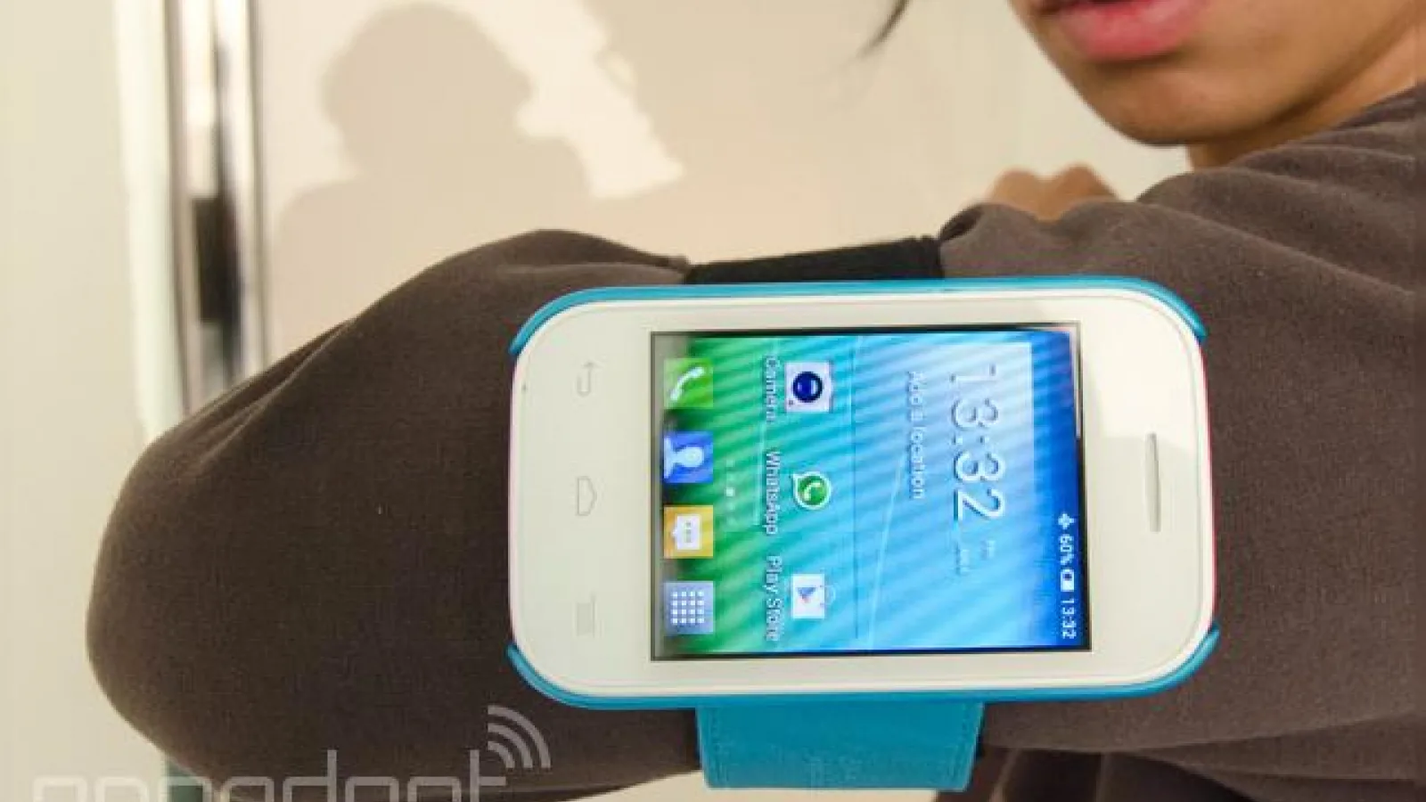 MWC 2014: Alcatel OneTouch Pop Fit, un mic smartphone ce vine la pachet cu o mulțime de accesorii