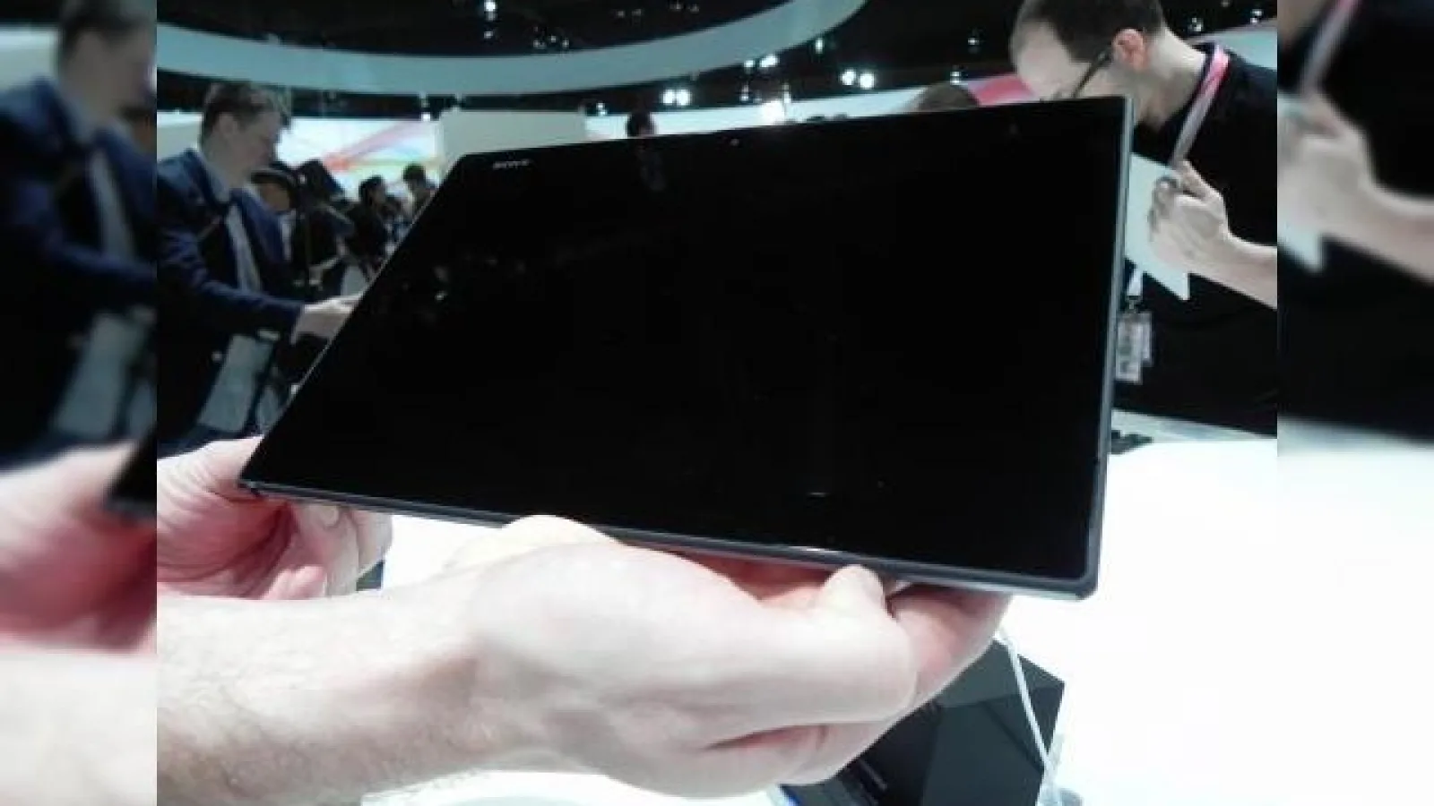 MWC 2014: Sony Xperia Z2 Tablet hands on preview - tableta rezistenta la apă și ultrasubtire (Video)