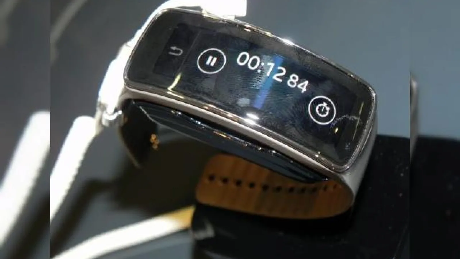 MWC 2014: Video hands-on cu noua brățară inteligentă Samsung Gear Fit