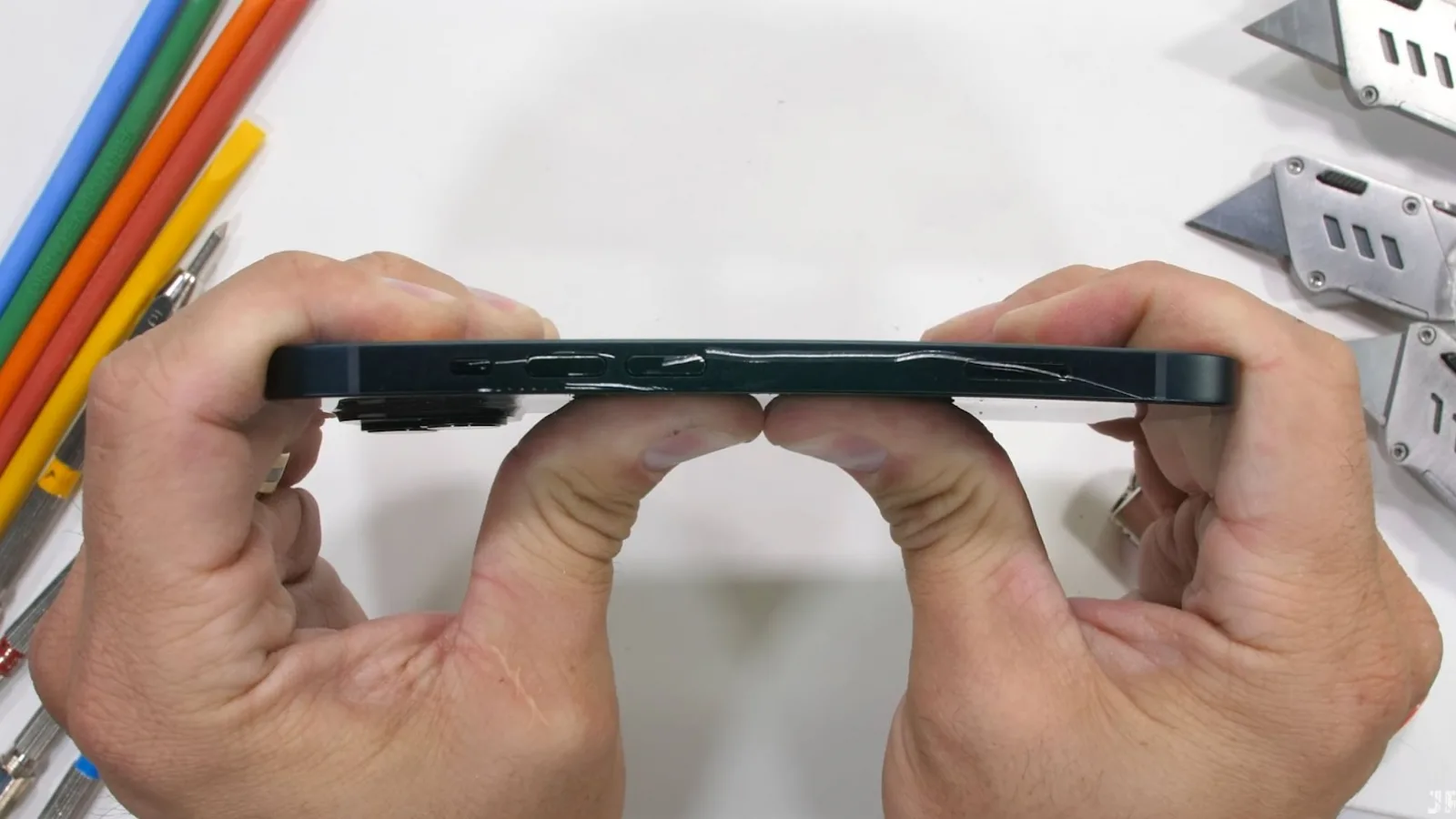 iPhone 14 supus la teste de îndoire şi zgâriere; Iată verdictul lui JerryRigEverything (Video)