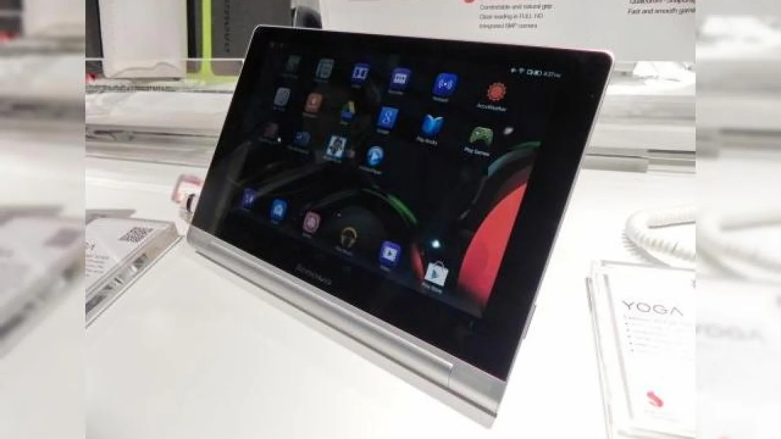 MWC 2014: Lenovo Yoga Tablet 10 HD+ hands on preview - tableta multimode cu kickstand integrat (Video)