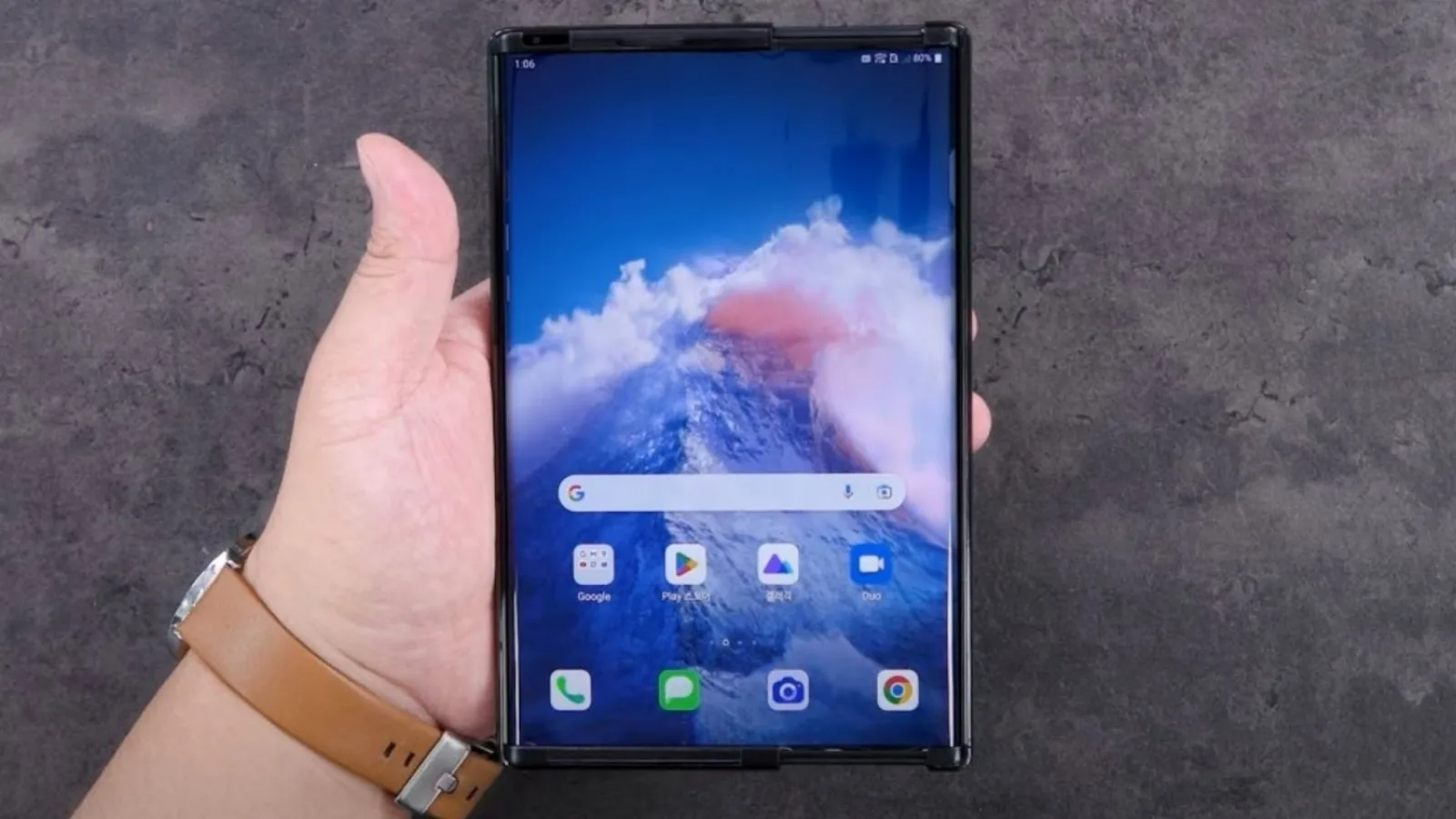 Telefonul rulabil LG Rollable ne face în ciudă şi apare într-un video foarte cool (Video)
