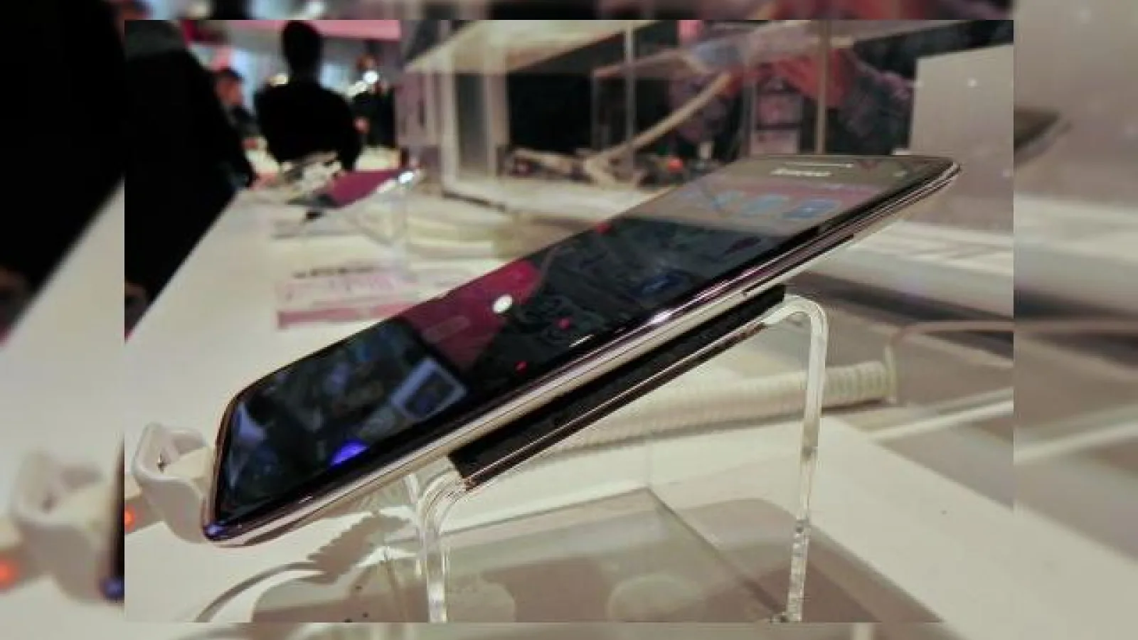 MWC 2014: Lenovo Vibe X hands on preview demo - unul dintr cele mai subțiri telefoane Full HD din lume (Video)