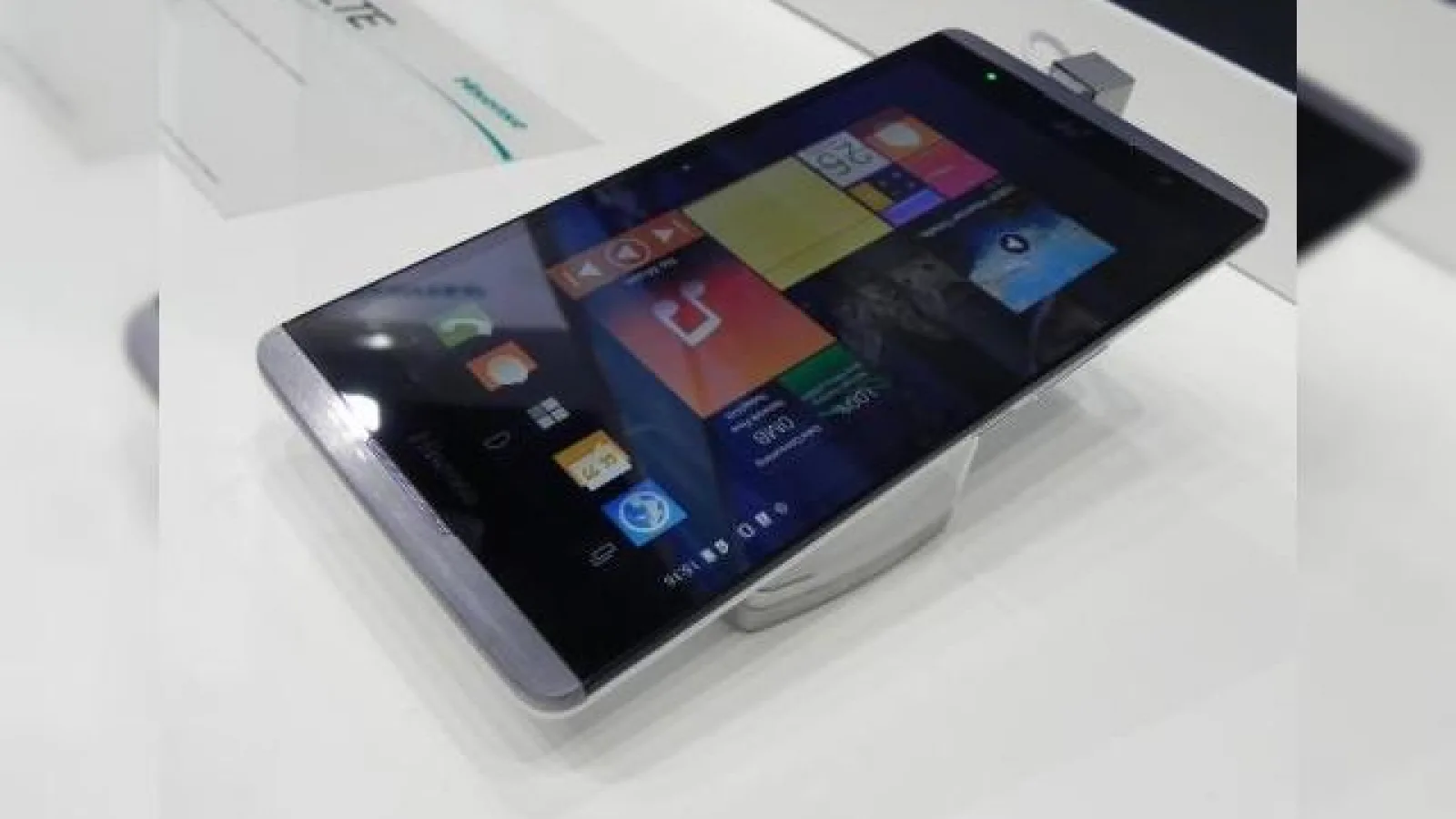 MWC 2014: Hisense Maxe X1 4G hands on preview - un maxi smartphone cu ecran de 6.8 inch