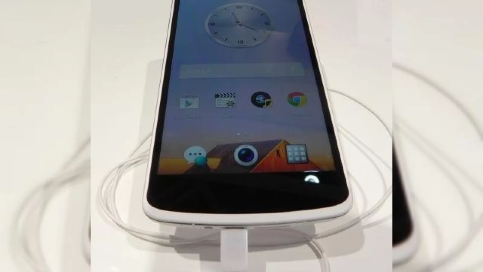 MWC 2014: Oppo N1 hands on preview - primul telefon cu cameră rotativă pe care Îl vedem și un OS custom atractiv (Video)