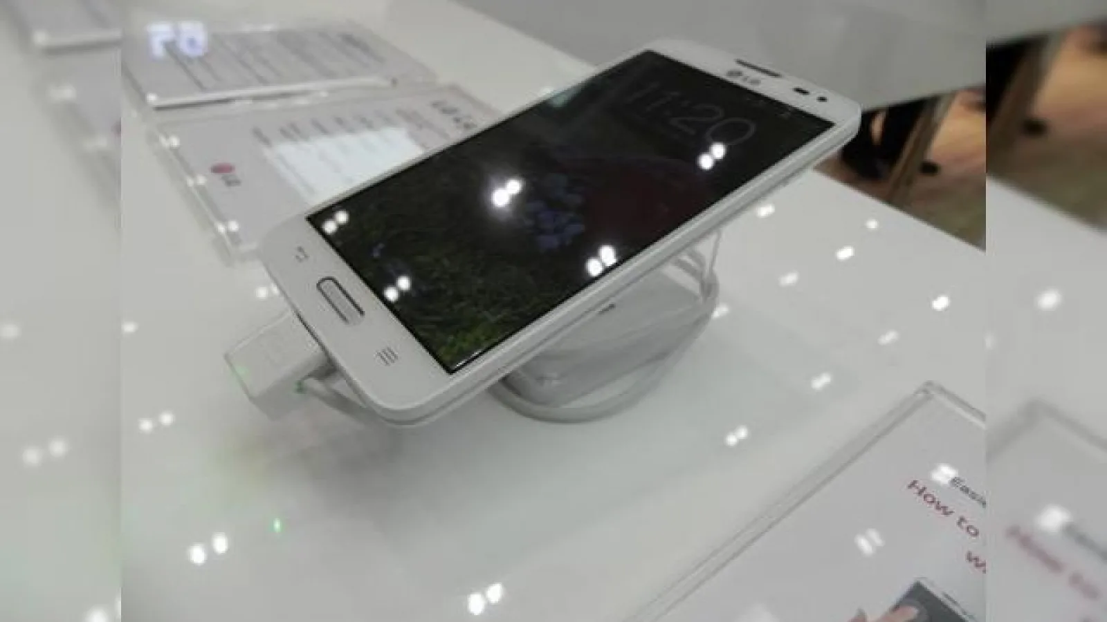 MWC 2014: LG L90 hands on preview - un telefon low end cu KitKat și construcție solidă (Video)