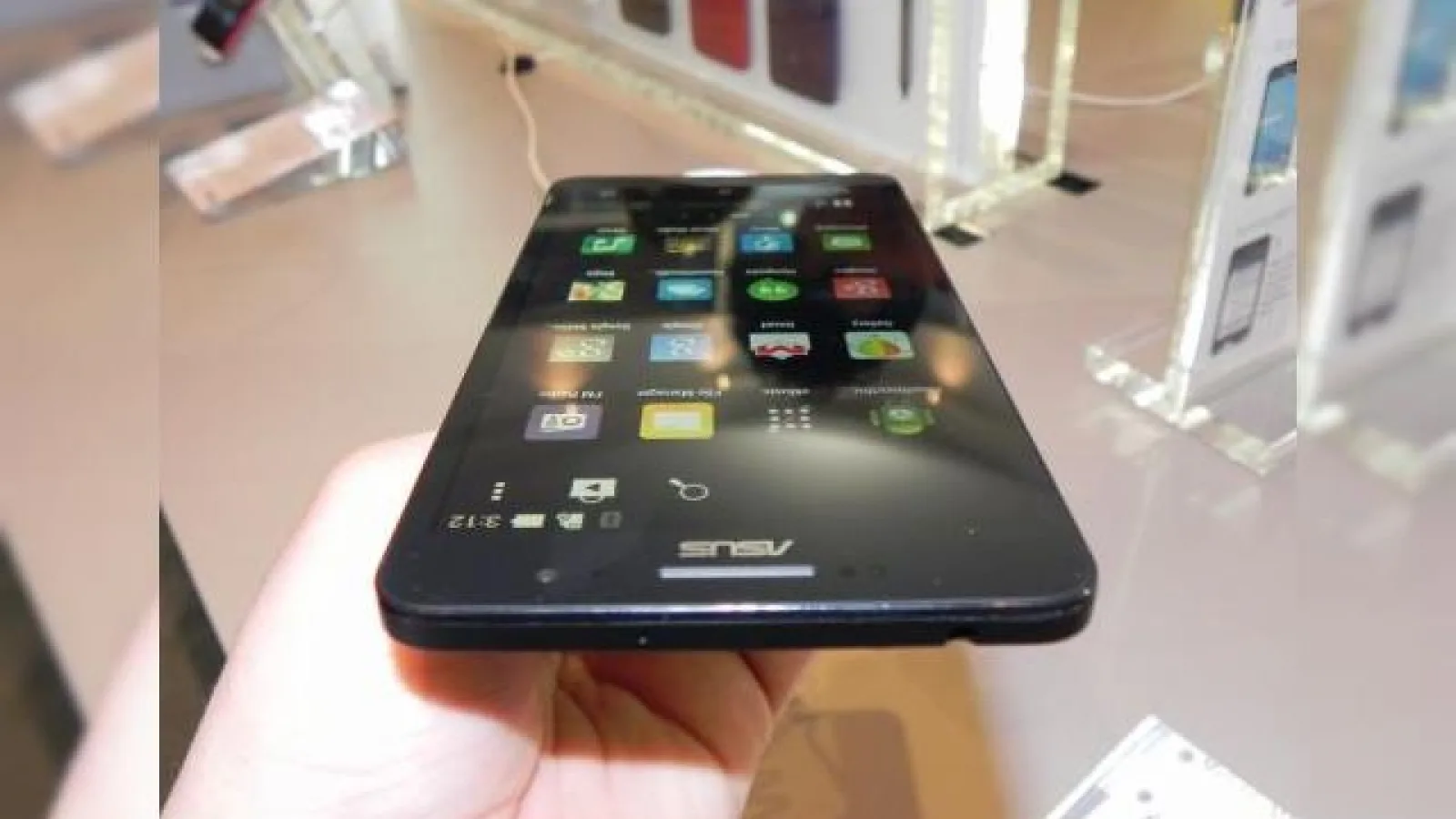 MWC 2014: ASUS Zenfone 6 hands on preview - telefon de 6 inch cu interfață interesantă (Video)