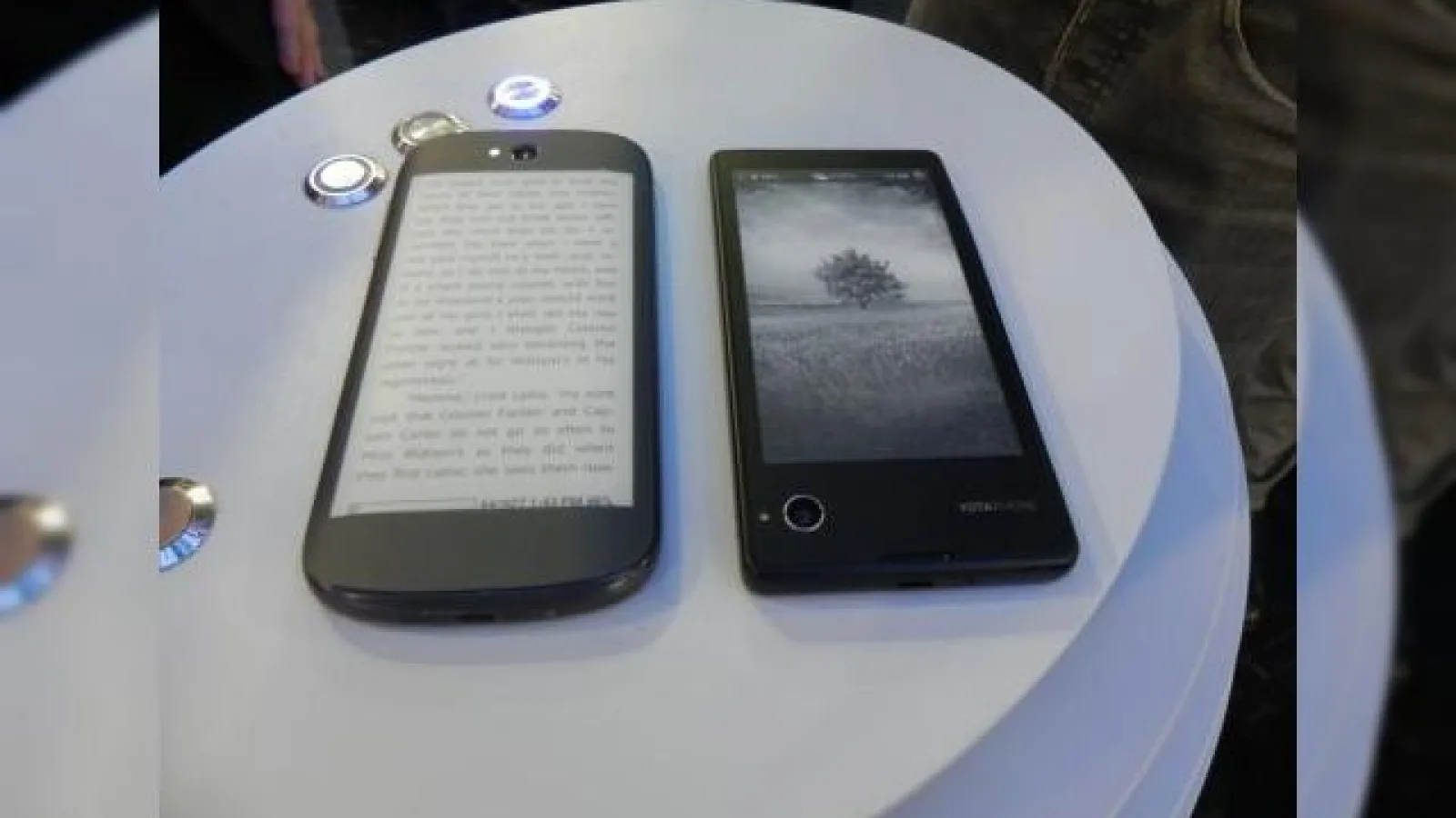 MWC 2014: YotaPhone 1 și YotaPhone 2 hands on - cu mâna pe telefoane dual display ale rușilor (Video)